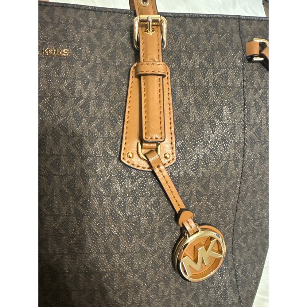 Michael Kors NWT Voyager Medium Logo Tote Bag Pocketbook Brown Zip Drawstring - Picture 13 of 15